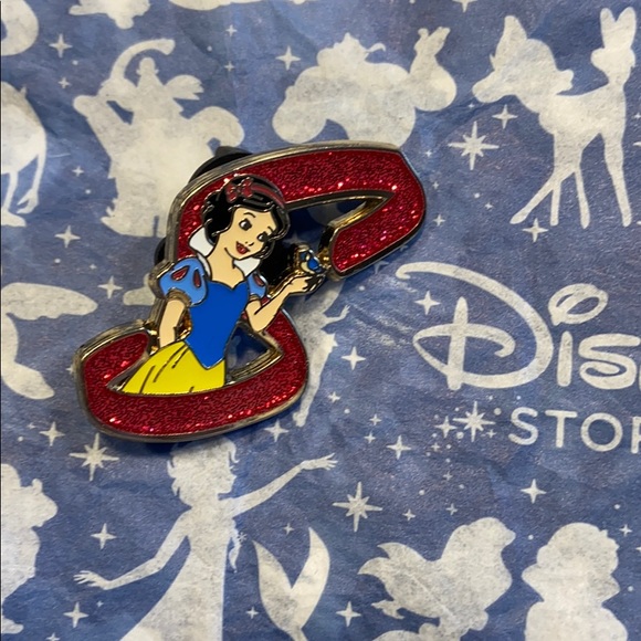 Disney Snow White Pin 📍 glittery Mystery pin - Picture 2 of 3